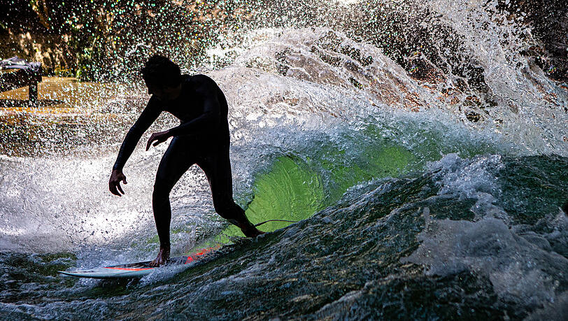 So sah die Welle mit Rampe aus: Vor einigen Jahren ließ die Stadt die von Eisbach-Surfern gezimmerte Holzkonstruktion ausbauen. Die Surfer-Silhouette gehört zu Alexander Neumann, der seit 45 Jahren auf dem Brett steht.