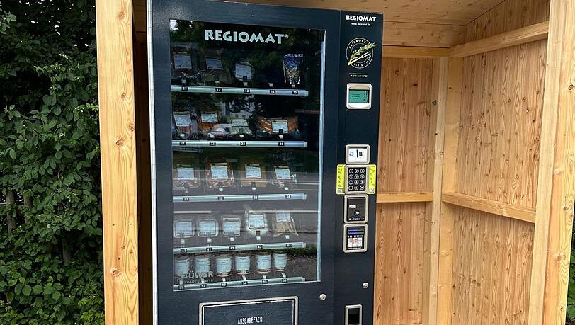 Solche Warenautomaten sind f&uuml;r spontane Eink&auml;ufe &auml;u&szlig;erst praktisch. Ein vergleichbares Exemplar stehe zum Beispiel in Miesbach, sagt der Metzger Maximilian Eck aus Holzkirchen.