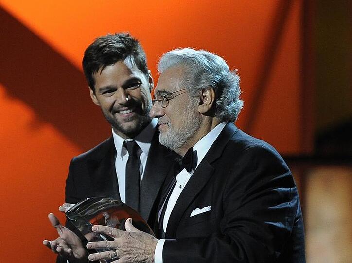 Placido Domingo (r.) mit seinem Laudator Ricky Martin