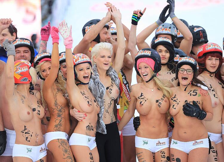 Die Bilder vom Nacktrodeln mit der Dschungelkönigin Melanie Müller