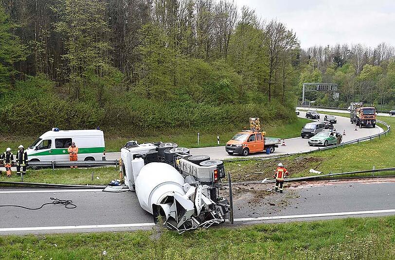 Etwa eine Stunde später - gleiche Autobahn, anderer Unfall: Ein Betonmischer war zu schnell unterwegs, kam von der Straße ab und kippte auf die Gegenfahrbahn.