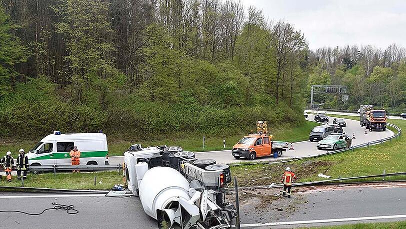 Etwa eine Stunde später - gleiche Autobahn, anderer Unfall: Ein Betonmischer war zu schnell unterwegs, kam von der Straße ab und kippte auf die Gegenfahrbahn. Etwa eine Stunde später - gleiche Autobahn, anderer Unfall: Ein Betonmischer war zu schnell unterwegs, kam von der Straße ab und kippte auf die Gegenfahrbahn.