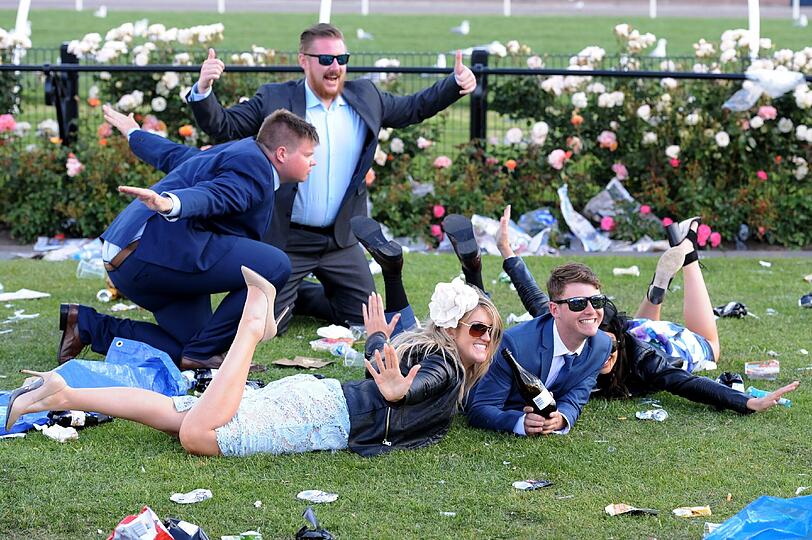 Da wurde das Galopprennen zur Nebensache: Die wilde Saufparty der Pferdefans beim Melbourne Cup in Australien.