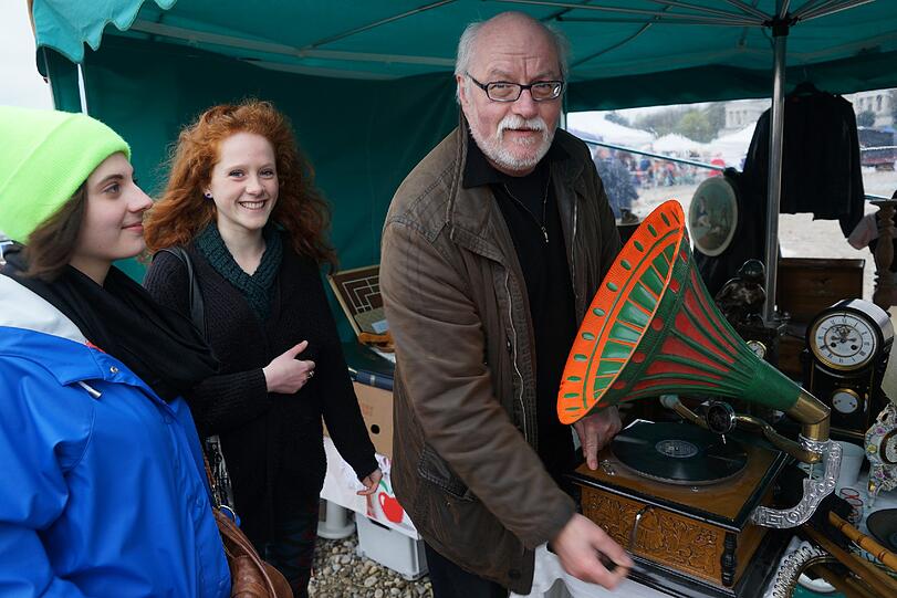 Die Bilder vom BRK Flohmarkt auf der Theresienwiese.