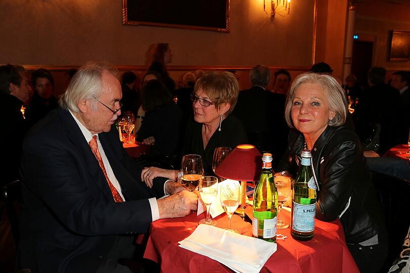 Karikaturist Dieter Hanitzsch, Renate Hildebrandt (Mitte) und Bigi Hildebrandt.