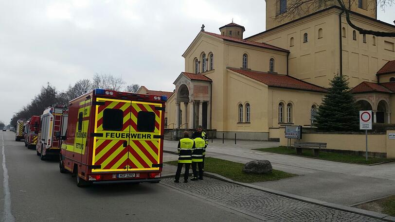 Die Einsatzkräfte sind mit einem Großaufgebot vor Ort: Neben Feuerwehr und Polizei ist auch das THW vor Ort.