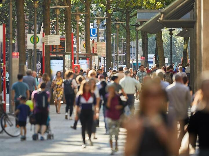 Ein Migrationshintergrund liegt definitionsgemäß vor, wenn man selbst nicht mit deutscher Staatsangehörigkeit geboren wurde oder wenn dies bei mindestens einem Elternteil der Fall ist.