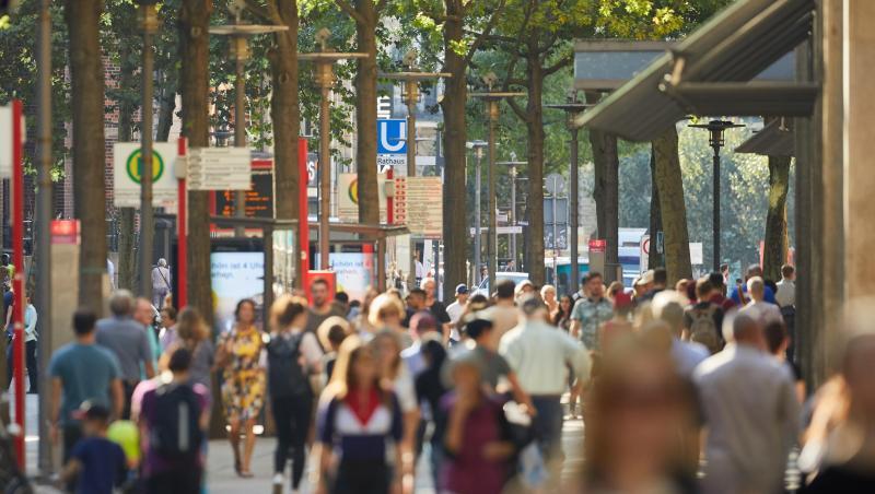 Ein Migrationshintergrund liegt definitionsgemäß vor, wenn man selbst nicht mit deutscher Staatsangehörigkeit geboren wurde oder wenn dies bei mindestens einem Elternteil der Fall ist. Ein Migrationshintergrund liegt definitionsgemäß vor, wenn man selbst nicht mit deutscher Staatsangehörigkeit geboren wurde oder wenn dies bei mindestens einem Elternteil der Fall ist.