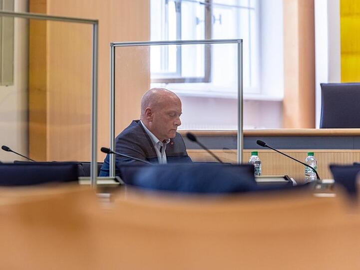 Joachim Wolbergs im Landgericht Regensburg. Foto: Armin Weigel/dpa/Archivbild