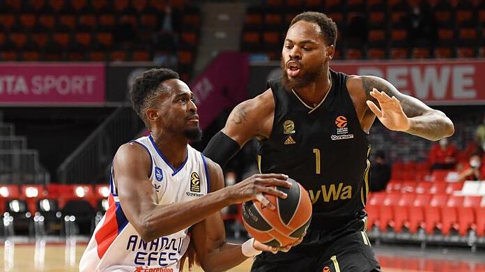 Rodrigue Beaubois (l) von Anadolu Efes Istanbul und Deshaun Thomas von FC Bayern München.