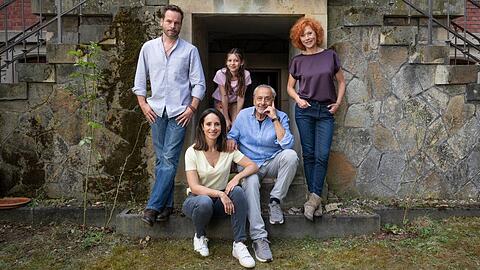 Familie Stubbe hält trotz aller Verleumdungen und Gefahren zusammen. Opa Stubbe (Wolfgang Stumph, r.), Enkelin Caro (Greta Kasalo), Tochter Christiane (Stephanie Stumph, v), Quasi-Schwiegersohn Helge (Wanja Mues) und Partnerin Marlene (Heike Trinker).