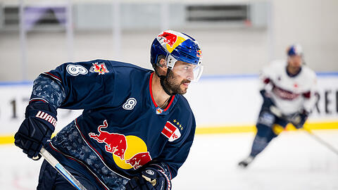 Tobias Rieder beim Training im neuen Trikot des EHC.