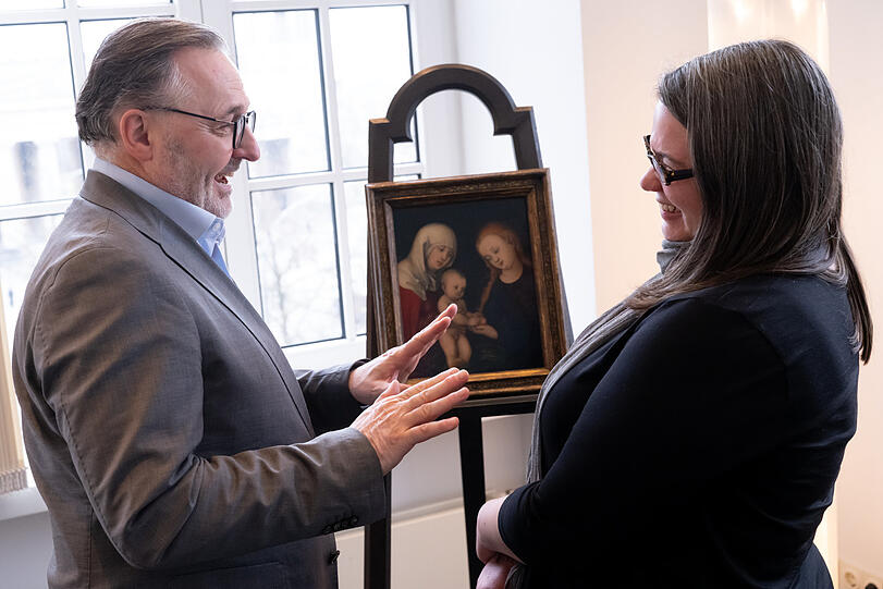 Gute Stimmung: Anton Biebl, der Leiter der Bayerischen Staatsgemäldesammlungen, übergibt die „Hl. Anna Selbdritt“ aus dem Cranach-Umkreis an Hannah Cavendish-Palmer. Sie ist die Urenkelin des Sammlers Ernst Magnus und vertritt die Familie. Gute Stimmung: Anton Biebl, der Leiter der Bayerischen Staatsgemäldesammlungen, übergibt die „Hl. Anna Selbdritt“ aus dem Cranach-Umkreis an Hannah Cavendish-Palmer. Sie ist die Urenkelin des Sammlers Ernst Magnus und vertritt die Familie.