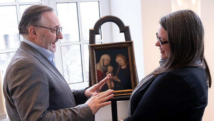 Gute Stimmung: Anton Biebl, der Leiter der Bayerischen Staatsgemäldesammlungen, übergibt die „Hl. Anna Selbdritt“ aus dem Cranach-Umkreis an Hannah Cavendish-Palmer. Sie ist die Urenkelin des Sammlers Ernst Magnus und vertritt die Familie. Gute Stimmung: Anton Biebl, der Leiter der Bayerischen Staatsgemäldesammlungen, übergibt die „Hl. Anna Selbdritt“ aus dem Cranach-Umkreis an Hannah Cavendish-Palmer. Sie ist die Urenkelin des Sammlers Ernst Magnus und vertritt die Familie.
