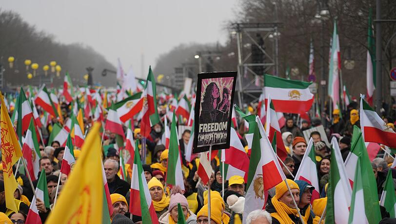 Demonstranten mit Plakaten und Transparenten am Brandenburger Tor in Berlin.