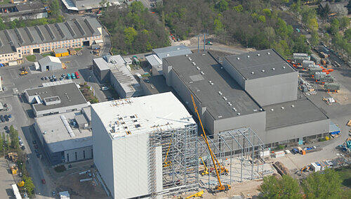 Bald fertig: Die neue Halle im Nürnberger Siemens-Trafowerk an der Katzwanger Straße. Bald fertig: Die neue Halle im Nürnberger Siemens-Trafowerk an der Katzwanger Straße.