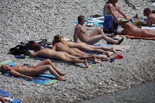 Sonnenbad an und auf der Isar.