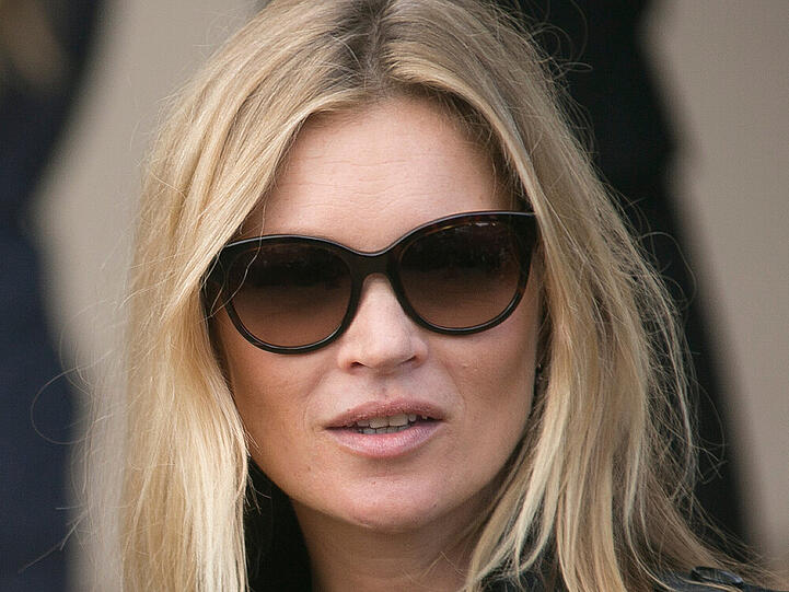 Supermodel Kate Moss scheint Probleme an Bord eines Flugzeugs verursacht zu haben