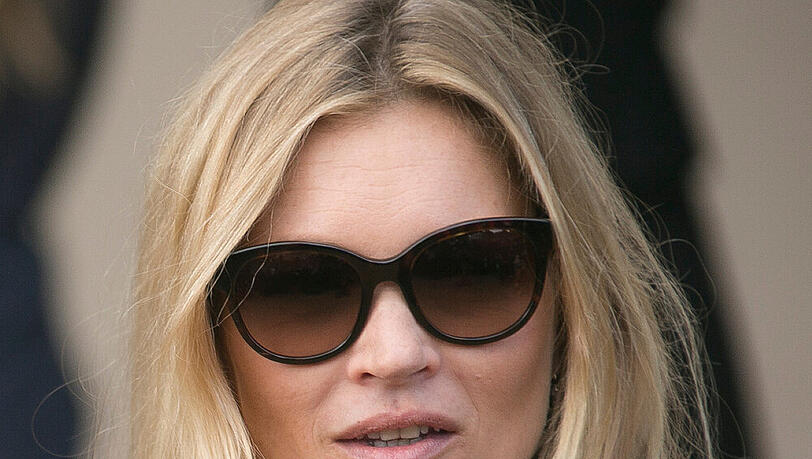 Supermodel Kate Moss scheint Probleme an Bord eines Flugzeugs verursacht zu haben Supermodel Kate Moss scheint Probleme an Bord eines Flugzeugs verursacht zu haben