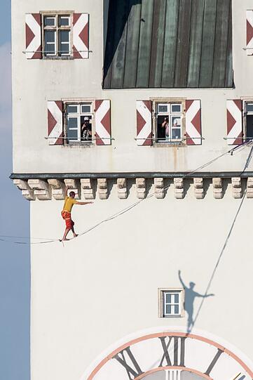169 Meter spannte sich die Slackline zwischen dem Turm der Basilika St. Jakob und dem Stadtturm.