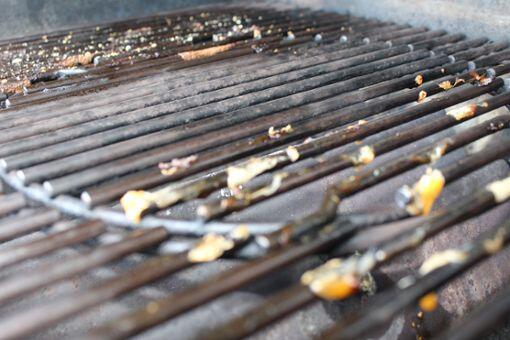 Den Grillrost stets sauber halten