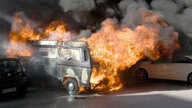 Dieser Bus wird nicht mehr auf Reisen gehen: Das Feuer zerstört ihn.