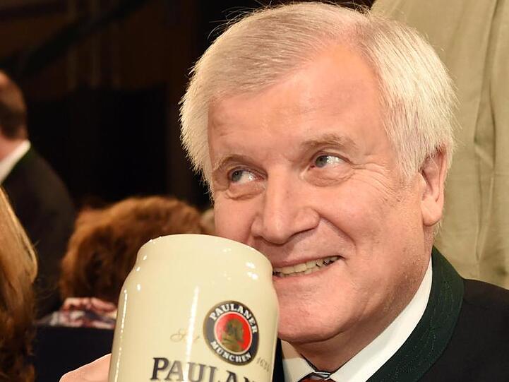 Bundesinnenminister Horst Seehofer mit einem Bier in der Hand. Foto: Tobias Hase/Archivbild