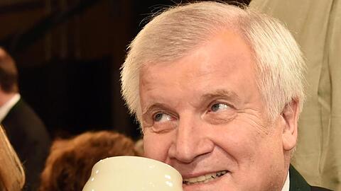 Bundesinnenminister Horst Seehofer mit einem Bier in der Hand. Foto: Tobias Hase/Archivbild