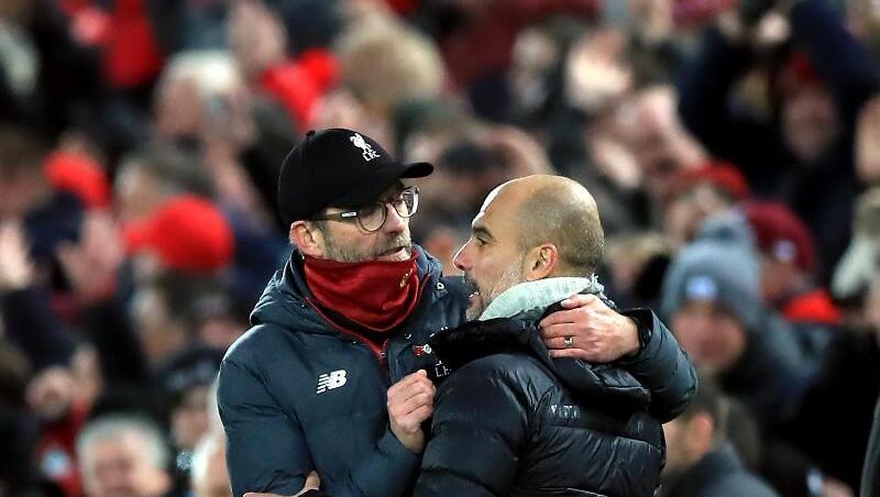 Liverpools Trainer Jürgen Klopp (l) und Man-City-Coach Pep Guardiola umarmen sich nach dem Abpfiff. Liverpools Trainer Jürgen Klopp (l) und Man-City-Coach Pep Guardiola umarmen sich nach dem Abpfiff.