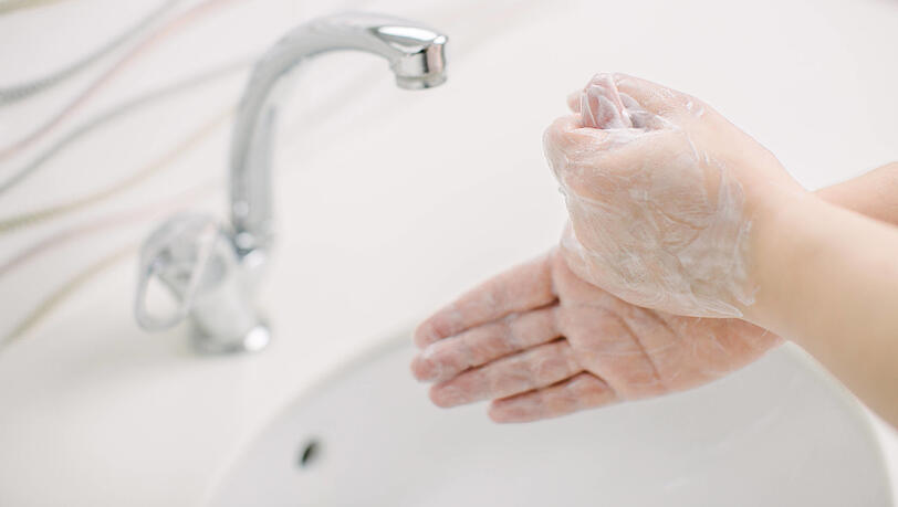 Eine Frau wäscht mit viel Seife ihre Hände. Handhygiene hat in der Pandemie an Bedeutung gewonnen. Doch ab wann wird aus gründlichem Reinigen ein zwanghaftes Ritual?