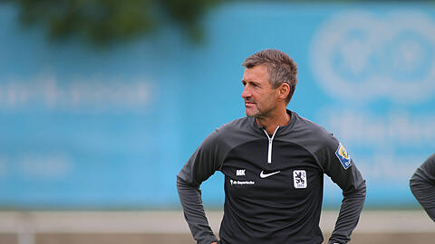 Löwen-Trainer Michael Köllner muss mit seinem Team im Toto-Pokal zunächst nach Unterfranken.