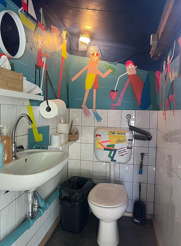 Sogar die Toilette ist hier bunt.