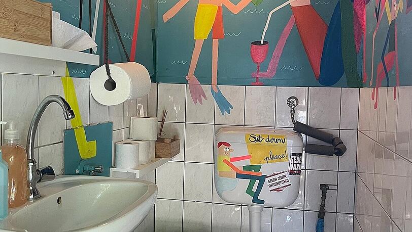Sogar die Toilette ist hier bunt. Sogar die Toilette ist hier bunt.