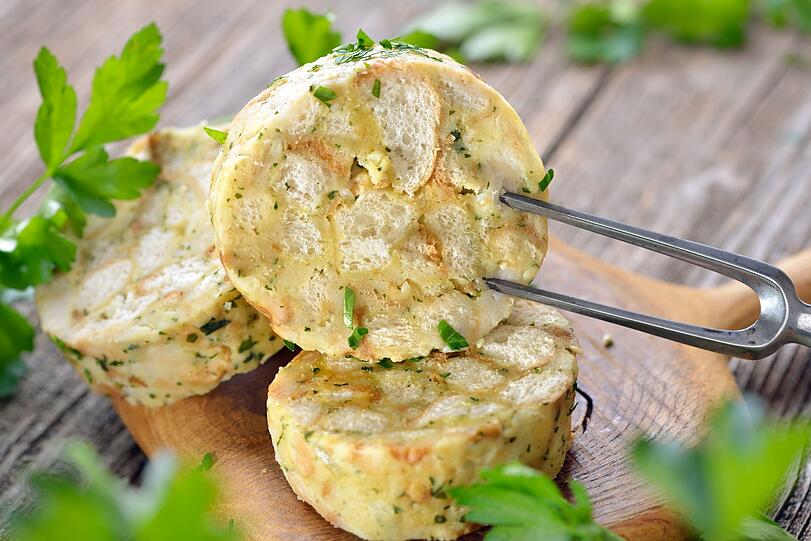 Wie der Name schon sagt, ist f&uuml;r die Zubereitung von Semmelkn&ouml;deln die Semmel von entscheidender Bedeutung. Deshalb gibt es in der s&uuml;ddeutschen Heimat dieses Gerichts sogenanntes "Kn&ouml;delbrot" eigens zu kaufen, n&auml;mlich eine Packung mit getrocknetem, zerkleinertem Brot. Gew&uuml;rzt mit Petersilie und Zwiebeln und vermengt mit Eiern und Milch werden daraus die Traditionskl&ouml;&szlig;e.