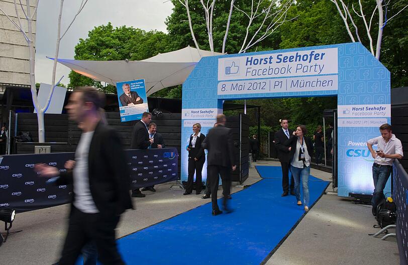 Seehofers Facebook-Party kann man getrost als gefloppt bezeichnen. Statt 2500 geladenen Gästen erschienen gerade mal 500. Böse Zungen behaupten, davon waren 150 Journalisten dabei. Die Bilder vom Event im Münchner P1