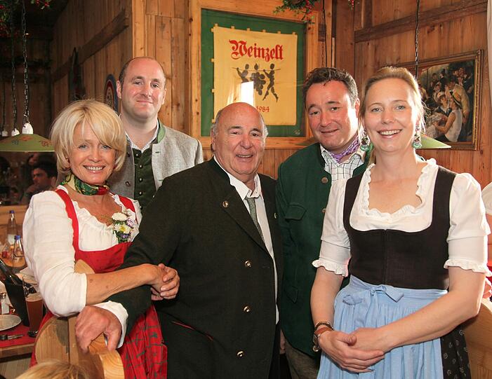 Die Weinzelt-Familie beisammen: Doris Kuffler mit ihrem Mann Roland im Arm und den Söhnen Sebastian (l.) und Stephan Kuffler, rechts dessen Ehefrau Stephanie.
