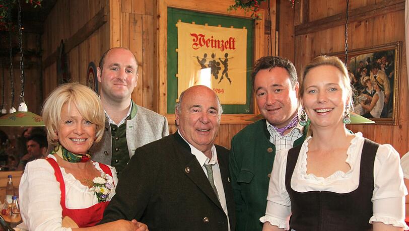 Die Weinzelt-Familie beisammen: Doris Kuffler mit ihrem Mann Roland im Arm und den Söhnen Sebastian (l.) und Stephan Kuffler, rechts dessen Ehefrau Stephanie. Die Weinzelt-Familie beisammen: Doris Kuffler mit ihrem Mann Roland im Arm und den Söhnen Sebastian (l.) und Stephan Kuffler, rechts dessen Ehefrau Stephanie.