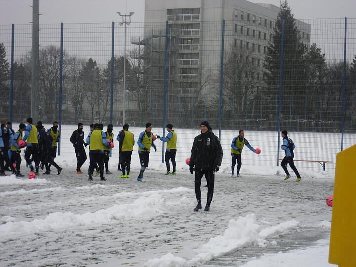 Hart , härter, Alexander Schmidt. Der Trainer des TSV 1860 schickte seine Jungs am Montagvormittag trotz klirrender Kälte, Schneeregen und schneebedeckten Trainingsplätzen raus zum Anschwitzen. Am Abend spielen die Löwen gegen den 1. FC Kaiserslautern. Die Bilder vom Matsch-Training