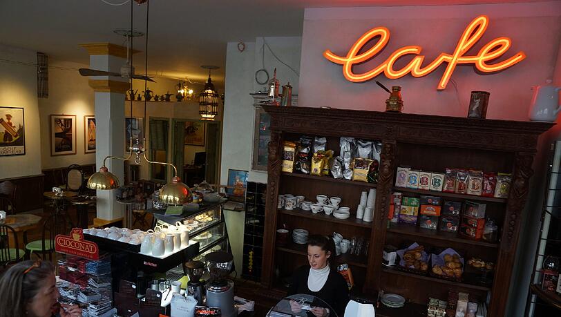 Wer weiß schon noch, dass ein "Maria Theresia" eine Wiener Kaffee-Spezialität mit Orangenlikör ist? Im "Kaffee, Espresso - Kolonial" in Neuhausen erleben diese alten Kaffeesorten ein Revival.