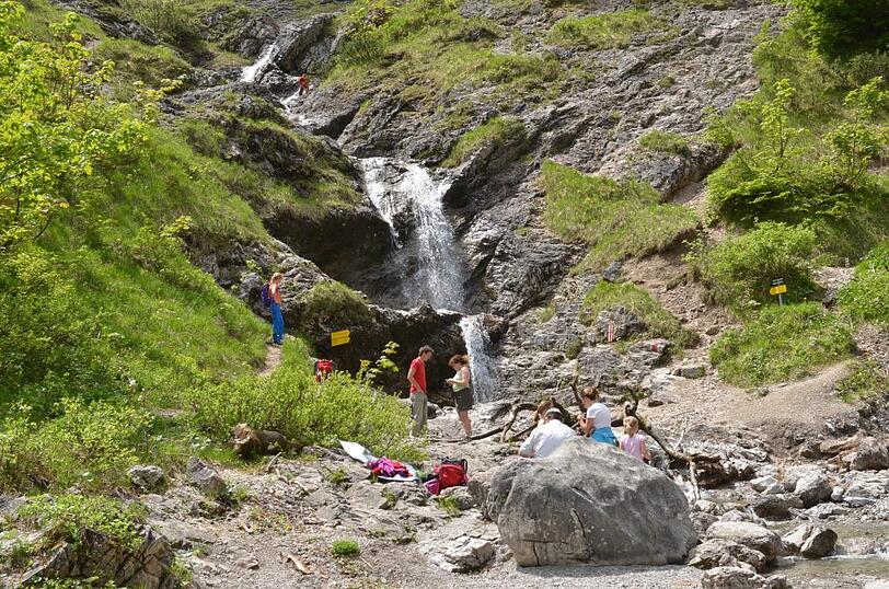 Am Ende der Wolfsschlucht lockt ein Wasserfall zum Erfrischen.