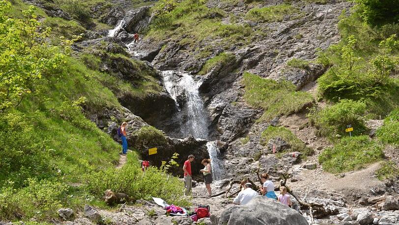 Am Ende der Wolfsschlucht lockt ein Wasserfall zum Erfrischen. Am Ende der Wolfsschlucht lockt ein Wasserfall zum Erfrischen.