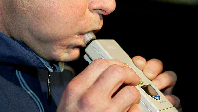 Glücklicherweise mussten die Fahrer noch vor Fahrtantritt pusten. (Symbolbild) Glücklicherweise mussten die Fahrer noch vor Fahrtantritt pusten. (Symbolbild)