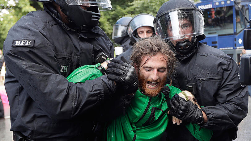 Die Polizei räumt am Freitagvormittag eine Sitzblockade von Demonstranten im Hamburger Schanzenviertel, unter anderem sind auch Wasserwerfer im Einsatz.