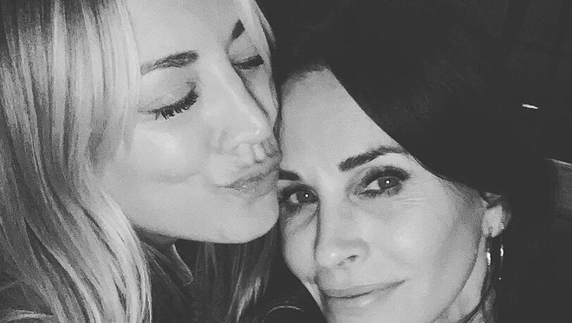 "Big Bang Theory" trifft auf "Friends": Kaley Cuoco und Courteney Cox verstehen sich privat blendend "Big Bang Theory" trifft auf "Friends": Kaley Cuoco und Courteney Cox verstehen sich privat blendend