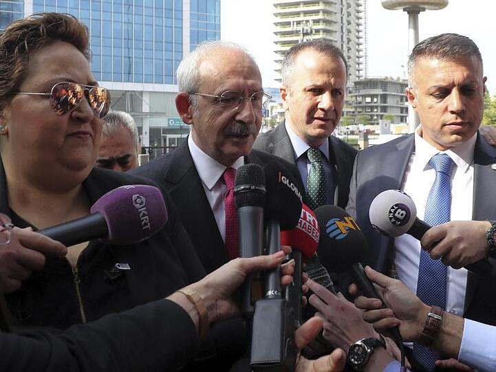 Kemal Kilicdaroglu (2.v.l), Vorsitzender der größten Oppositionspartei CHP, spricht mit Journalisten nach einem Treffen seiner Partei zum Vorgehen nach der Wahl-Annullierung.