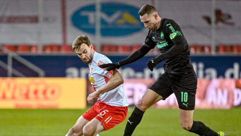 Branimir Hrgota von Fürth (r) und Benedikt Gimber von Regensburg kämpfen um den Ball.