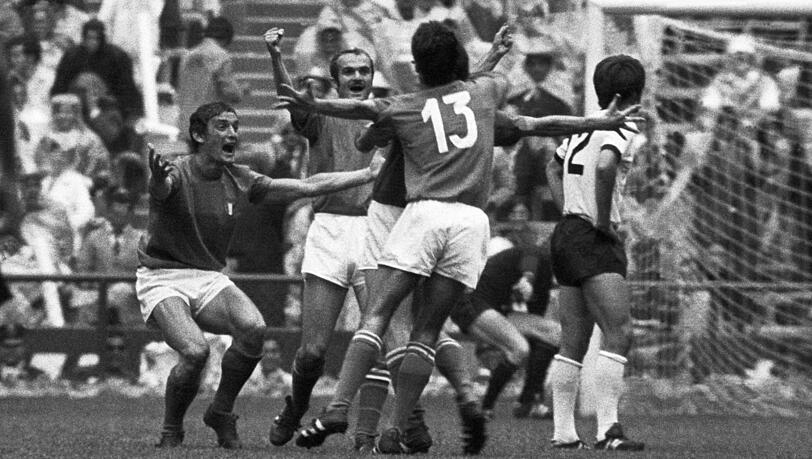 Das Jahrhundertspiel bei der WM 1970: Schnellinger trifft in der Nachspielzeit des Halbfinales zum 1:1 (Foto links), Beckenbauer spielt verletzt durch (rechts), am Ende jubelt Italien (4:3 n. V.).