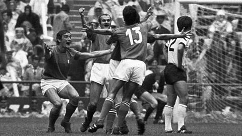 Das Jahrhundertspiel bei der WM 1970: Schnellinger trifft in der Nachspielzeit des Halbfinales zum 1:1 (Foto links), Beckenbauer spielt verletzt durch (rechts), am Ende jubelt Italien (4:3 n. V.).