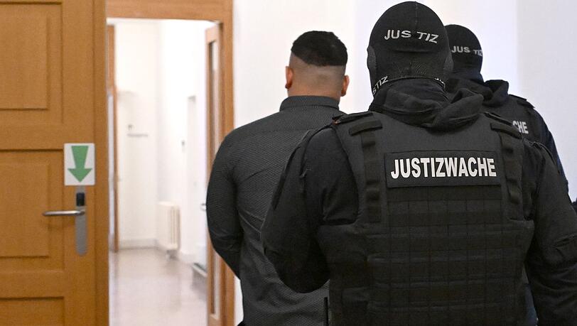 Der Angeklagte soll Weihnachten 2024 für einen Anschlag ins Auge gefasst haben. Der Angeklagte soll Weihnachten 2024 für einen Anschlag ins Auge gefasst haben.