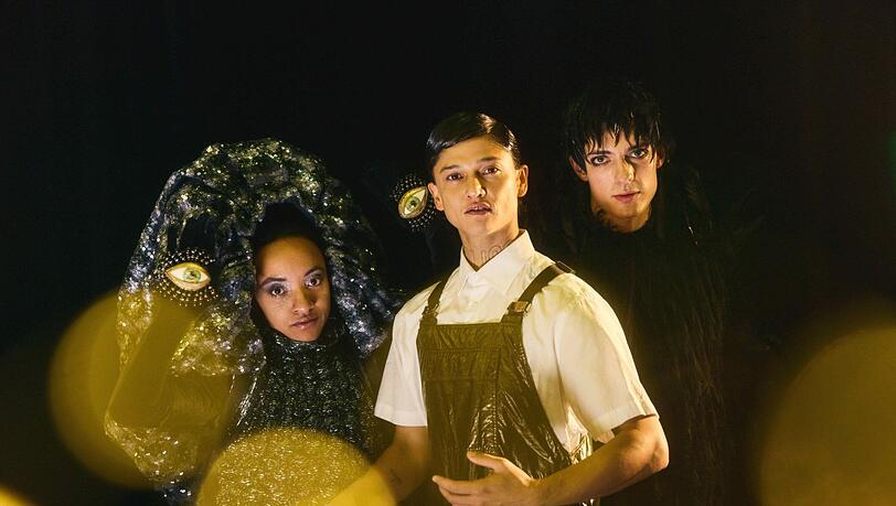 Pinocchio (Tosh Basco) ist der fantastische Junge aus Holz. In den Kammerspielen begleiten ihn und die Zuschauer eine Schnecke (Nad&egrave;ge Meta Kanku, links) und eine Amsel (Konstantin Schumann) auf seiner Weltenreise.